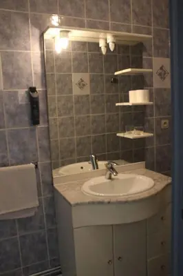 Salle de bains dans l'établissement Hotel de Normandie