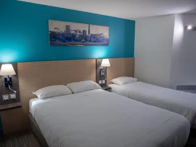 Un ou plusieurs lits dans un hébergement de l'établissement Contact Hotel Bleu France Eragny Cergy