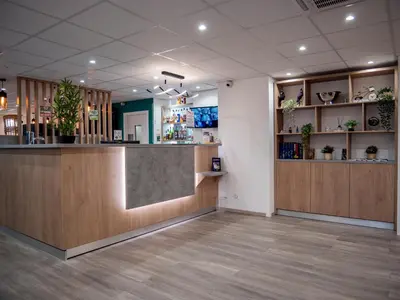 Télévision ou salle de divertissement dans l'établissement Contact Hotel Bleu France Eragny Cergy