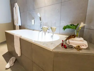Salle de bains dans l'établissement Hôtel Spa Marotte