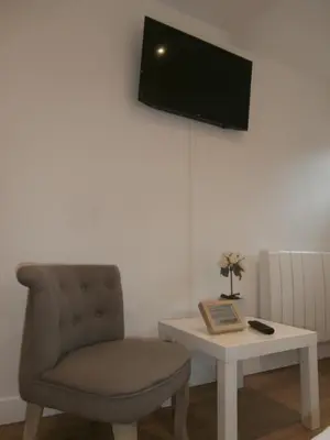 Télévision ou salle de divertissement dans l'établissement au Claire de lune