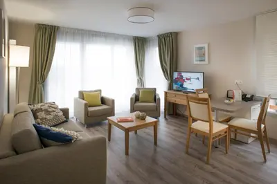 Télévision ou salle de divertissement dans l'établissement DOMITYS L'AIGRETTE BLEUE
