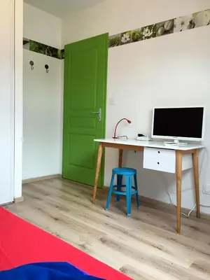 Télévision ou salle de divertissement dans l'établissement La Seine en couleurs
