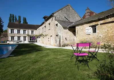 Piscine de l'établissement Le clos de Chaussy ou située à proximité