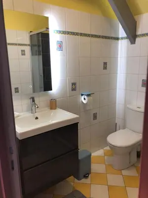 Salle de bains dans l'établissement LA CHERIELLE