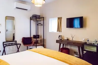Télévision ou salle de divertissement dans l'établissement Hotel des Iris