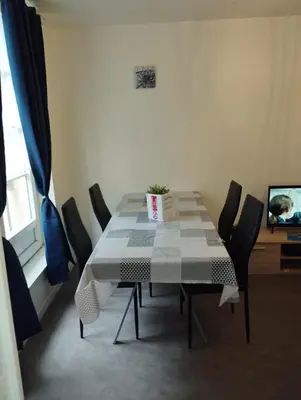 Télévision ou salle de divertissement dans l'établissement La Plaisance