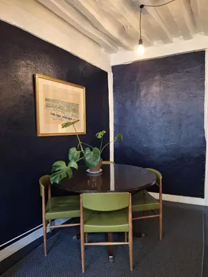 Coin salon dans l'établissement Maison hypercentre Rouen avec parking gratuit