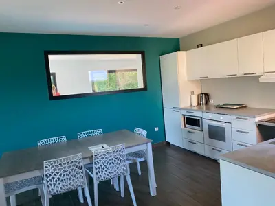 Cuisine ou kitchenette dans l'établissement Maison avec Piscine intérieure privée sans vis à vis chauffée toute l année