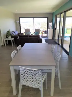 Coin salon dans l'établissement Maison avec Piscine intérieure privée sans vis à vis chauffée toute l année