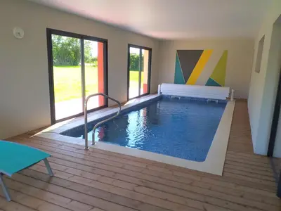 Piscine de l'établissement Maison avec Piscine intérieure privée sans vis à vis chauffée toute l année ou située à proximité