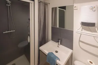 Salle de bains dans l'établissement Studio tout équipé - 300m gare - 005