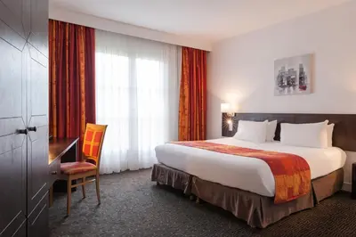 Un ou plusieurs lits dans un hébergement de l'établissement La Berteliere, The Originals Relais