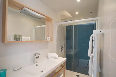 Salle de bains dans l'établissement Aux 5 Sens