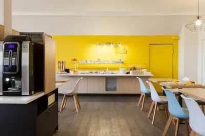 Cuisine ou kitchenette dans l'établissement Comfort Hotel Amiens Nord
