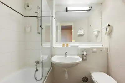 Salle de bains dans l'établissement Comfort Hotel Amiens Nord