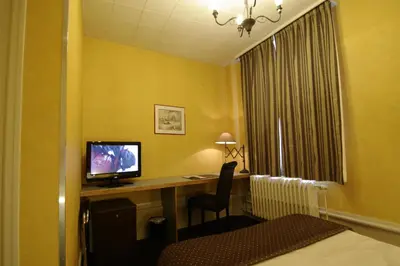 Télévision ou salle de divertissement dans l'établissement Grand Hotel de L'Univers