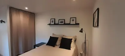 Un ou plusieurs lits dans un hébergement de l'établissement Studio avec jardin et stationnement gratuit à Rouen
