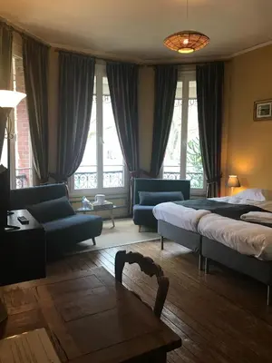 Un ou plusieurs lits dans un hébergement de l'établissement Hôtel de Paris Restaurant BISTRONOMY