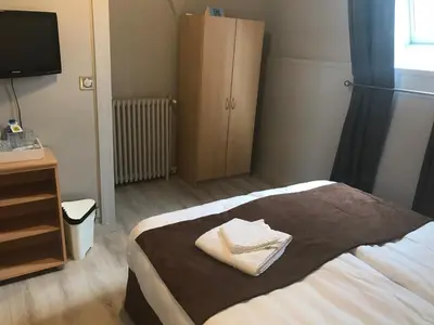 Un ou plusieurs lits dans un hébergement de l'établissement Hôtel de Paris Restaurant BISTRONOMY