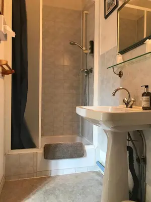Salle de bains dans l'établissement Hôtel de Paris Restaurant BISTRONOMY