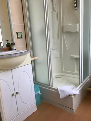 Salle de bains dans l'établissement Hôtel de Paris Restaurant BISTRONOMY