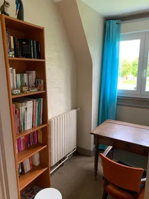 Bibliothèque dans la maison de vacances