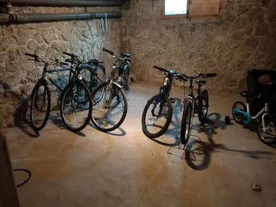 Vélo sur le terrain de l'établissement Maison de Charme en Normandie ou dans les environs