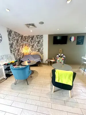 Télévision ou salle de divertissement dans l'établissement Campanile Hotel Chantilly