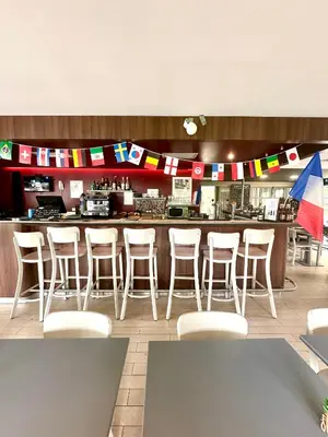 Salon ou bar de l'établissement Campanile Hotel Chantilly
