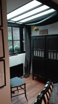 Un ou plusieurs lits dans un hébergement de l'établissement Les Petites Suites Dieppoises - L'Atelier Couture