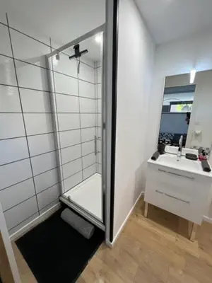Salle de bains dans l'établissement Charmant studio neuf de 40m2 / tout confort