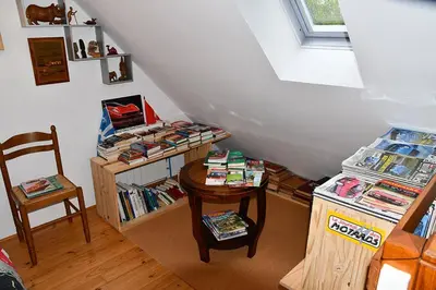 Bibliothèque dans la maison de vacances