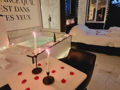 Un ou plusieurs lits dans un hébergement de l'établissement L'escapade Romantique