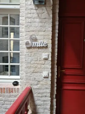 Certificat, récompense, panneau ou autre document affiché dans l'établissement Smile