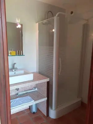 Salle de bains dans l'établissement La Maison de l'Isle