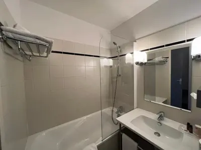 Salle de bains dans l'établissement Le Pré Saint Germain