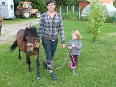 Enfants séjournant dans l'établissement Gîte et Relais Equestre de Marie
