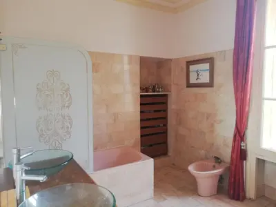 Salle de bains dans l'établissement Château de la Bucaille - entier