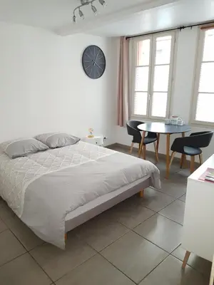 Un ou plusieurs lits dans un hébergement de l'établissement Charmant studio au coeur de St Leu hyper centre