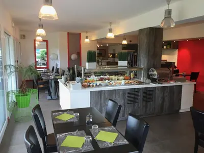 Restaurant ou autre lieu de restauration dans l'établissement Brit Hotel Rouen Sud Val De Reuil