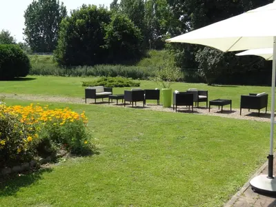 Jardin de l'établissement Brit Hotel Rouen Sud Val De Reuil