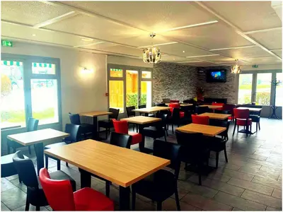 Restaurant ou autre lieu de restauration dans l'établissement Premiere Classe Chantilly Sud Luzarches