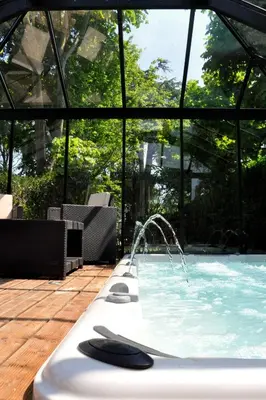 Piscine de l'établissement Hostellerie et SPA de la Vieille Ferme ou située à proximité