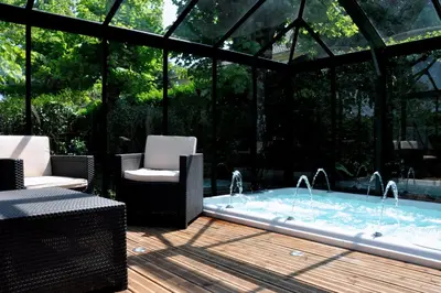 Piscine de l'établissement Hostellerie et SPA de la Vieille Ferme ou située à proximité