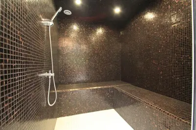 Salle de bains dans l'établissement Hostellerie et SPA de la Vieille Ferme