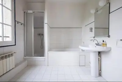 Salle de bains dans l'établissement Le Manoir