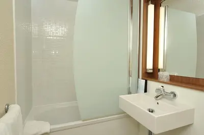 Salle de bains dans l'établissement Campanile Amiens - Glisy