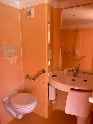 Salle de bains dans l'établissement Premiere Classe Amiens Est - Glisy