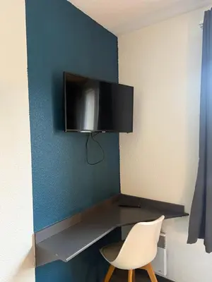 Télévision ou salle de divertissement dans l'établissement Hôtel La Nonette ASTERIX, CDG AIRPORT & PARIS CENTRE